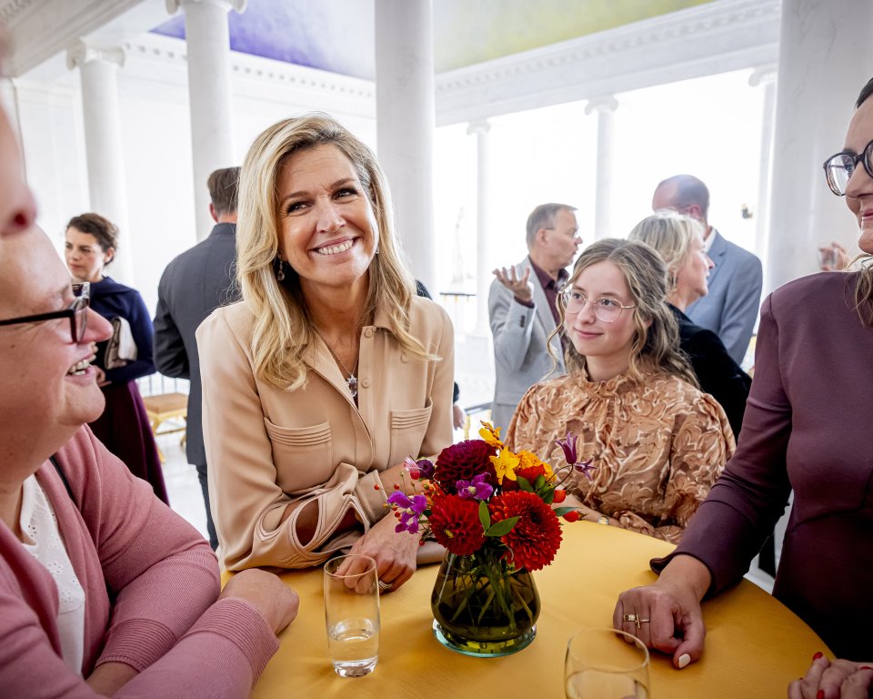 Foto aan statafel met Jolanda en Koningin Maxima