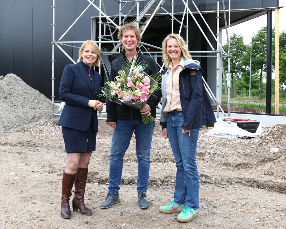 Foto met de wethouder en mensen van het bedrijf Showdesign