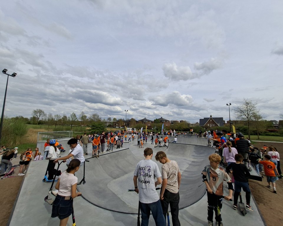 Jongeren bij skatepark corlaer