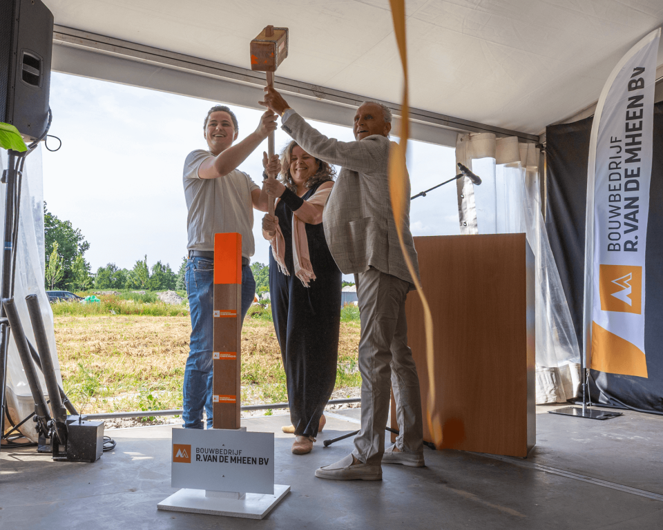 Wethouder en aannemers slaan symbolisch eerst paal