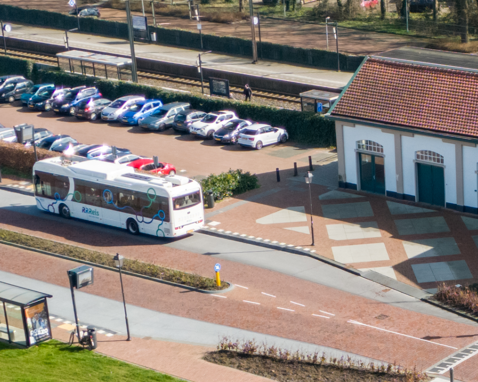 Bus bij station Nijkerk