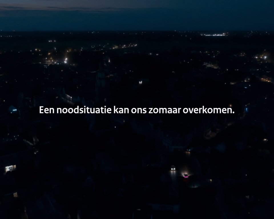 zicht op een donkere stad met daarbij de tekst een noodsituatie kan ons zomaar overkomen