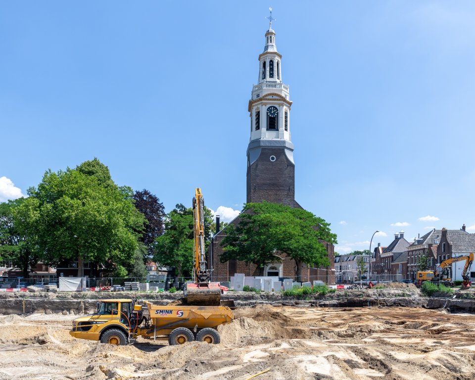Veel zand met graafmachines en de Nijkerkse toren