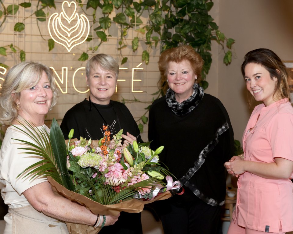 wethouder Broekman reikt bloemen uit aan ondernemers van Skincafe in gemeente Nijkerk