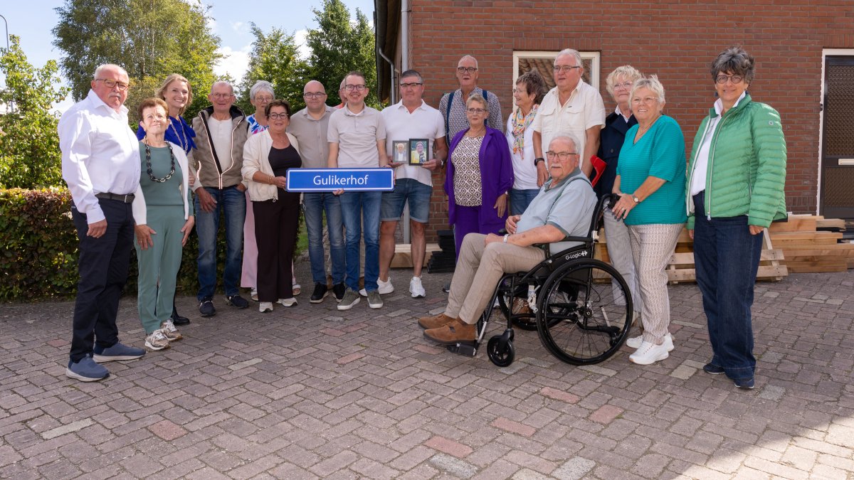 Hof van Guliker onthuld in Nijkerkerveen