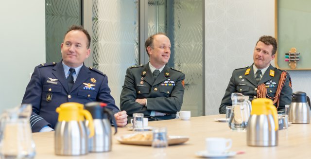 Mensen van Defensie aan vergadertafel