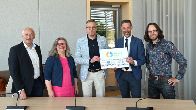 Vijf wethouders zetten hun handtekening voor innovatief EnergieWEB