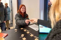 Eerste bewoner neemt sleutel huis in ontvangst