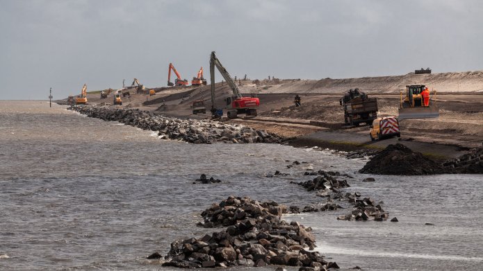  Waterschap Noorderzijlvest en partners werken met duurzaam materieel aan de Lauwersmeerdijk. 