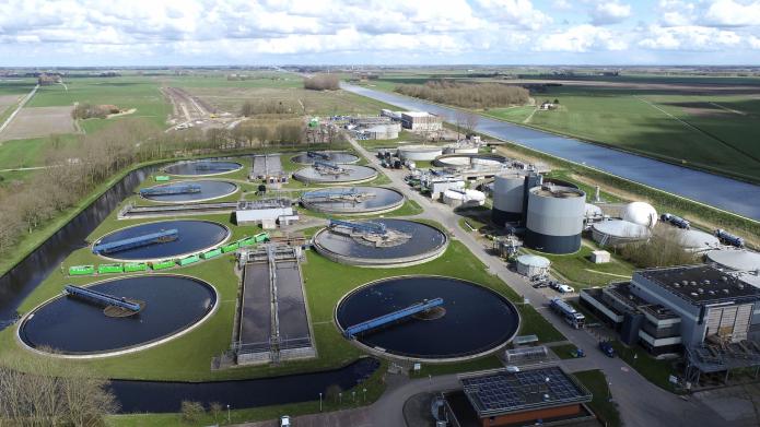 Het terrein van de rioolwaterzuiveringsinstallatie (RWZI) bij Garmerwolde, inclusief locatie van de industriewaterzuivering (IWZ), waar het onderzoeksproject REGAIN plaats gaat vinden.
