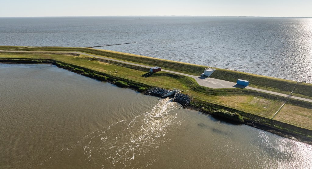 een beeld van de dubbele dijk in gebruik met de zee op de achtergrond