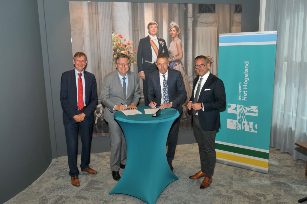 Ondertekening van de samenwerking: Van links naar rechts Bert Wiersema (dagelijks bestuurslid NZV), dijkgraaf Roeland van der Schaaf, burgemeester Henk Jan Bolding, Stefan van Keijzerswaard (wethouder HH)