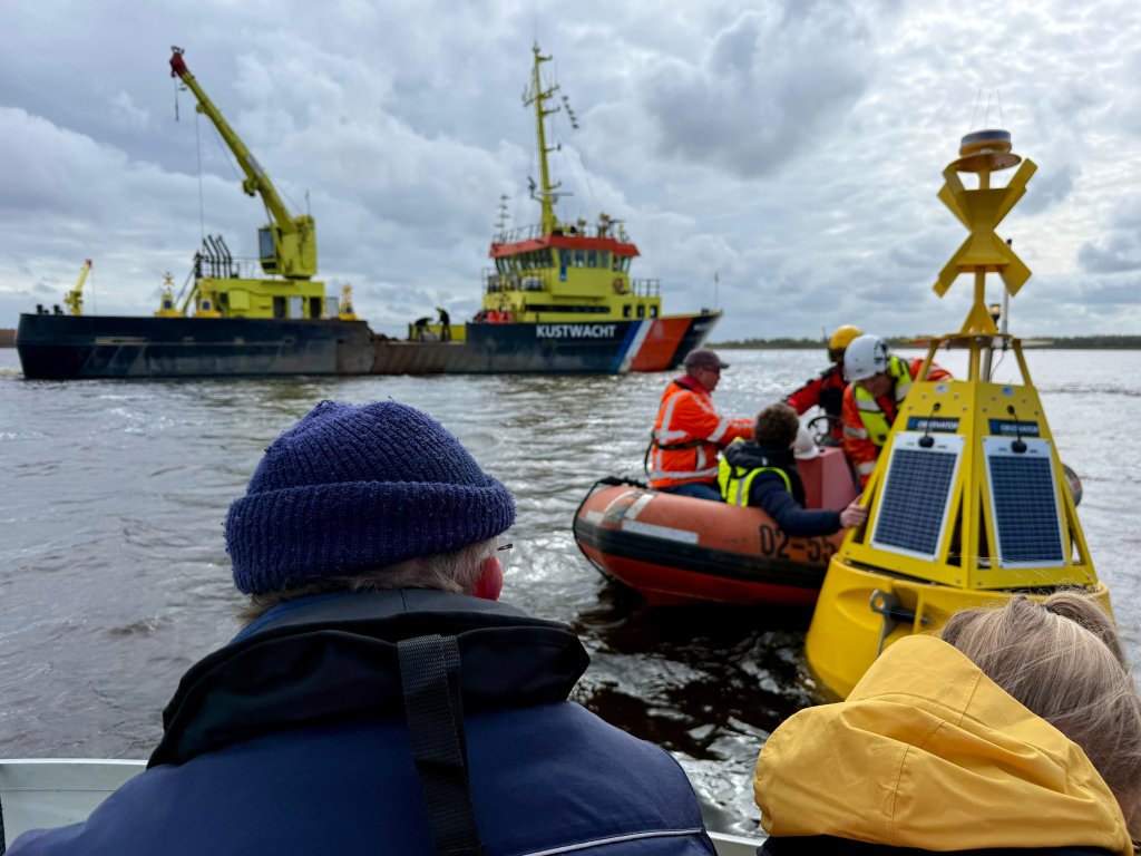 De meetboei wordt geplaatst