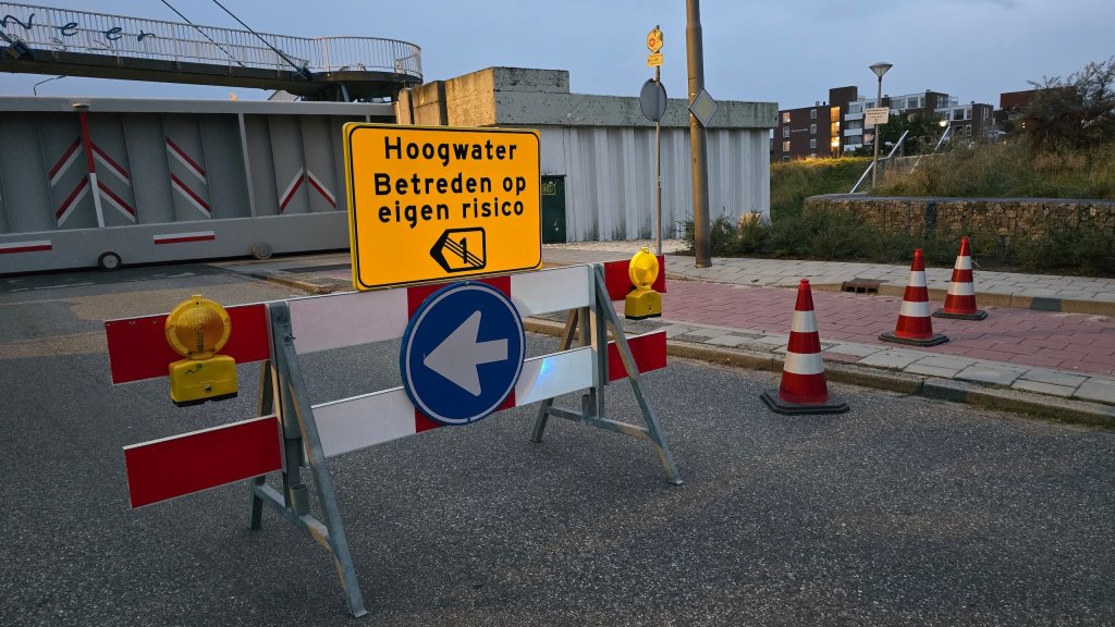 Bord bij gesloten coupure Delfzijl. Tekst op het bord: Hoogwater Beterden op eigen risico