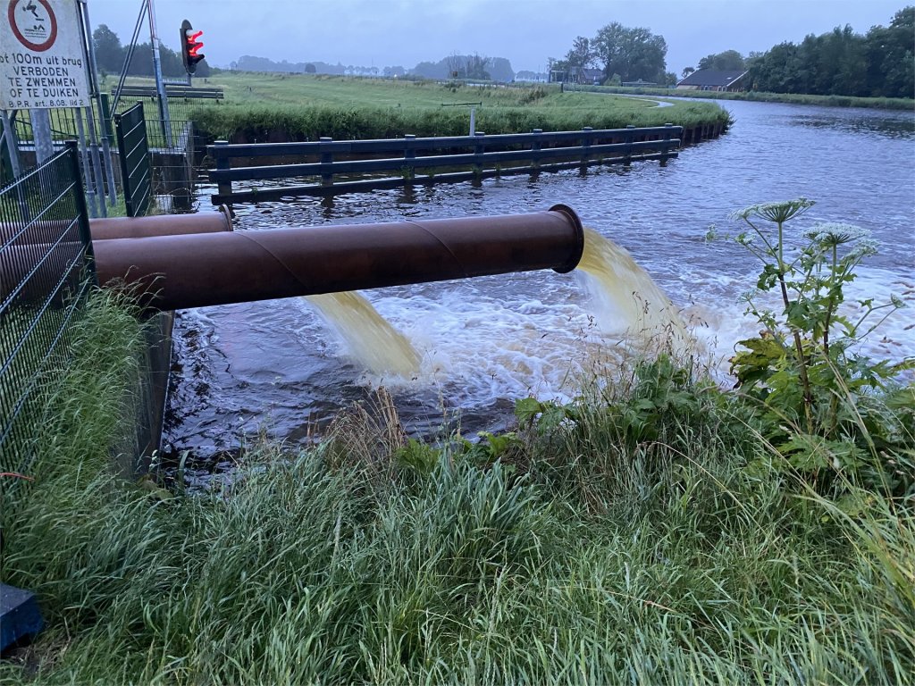 Afbeelding toont de uiteinde van twee pijpen waar water uitloopt