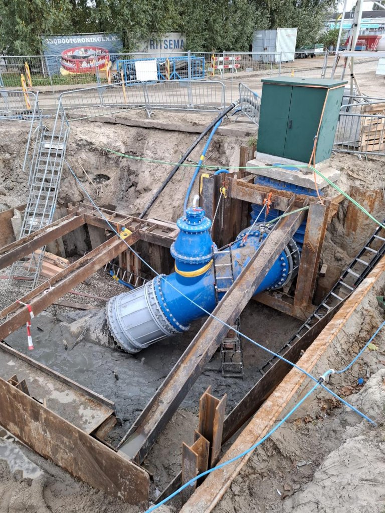 Monteren definitieve aansluiting op hoofdpersleiding in Bornholmstraat