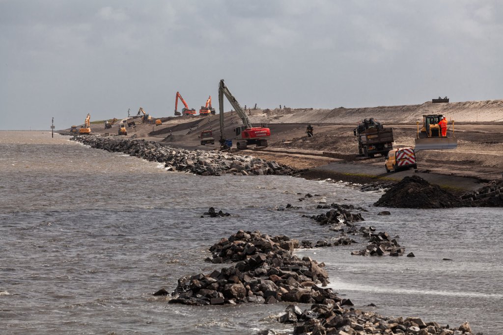  Waterschap Noorderzijlvest en partners werken met duurzaam materieel aan de Lauwersmeerdijk. 