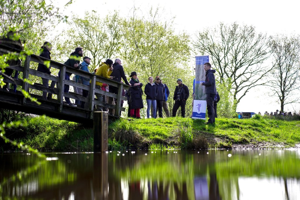 Een ecoloog van het waterschap geeft voorlichting aan de oever van het Lieversche Diep