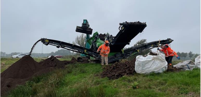 Bestrijden Japanse duizendknoop: het zeven van de grond