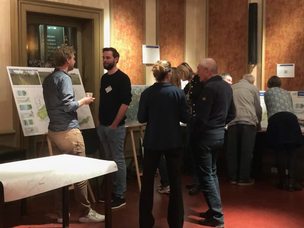Bezoekers op informatiebijeenkomst voorlopig ontwerp Dwarsdiep op 26 februari 2025
