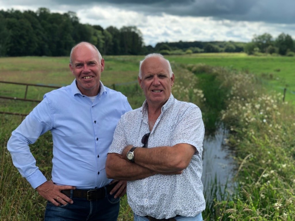 Johan de Boer (Prolander) en Gerard Zeemans (Waterschap Noorderzijlvest) bij het Peizerdiep.