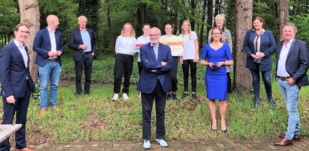 Foto van de winnende groep met daarom heen de juryleden, met vooraan in het midden DB-lid Herman Beerda