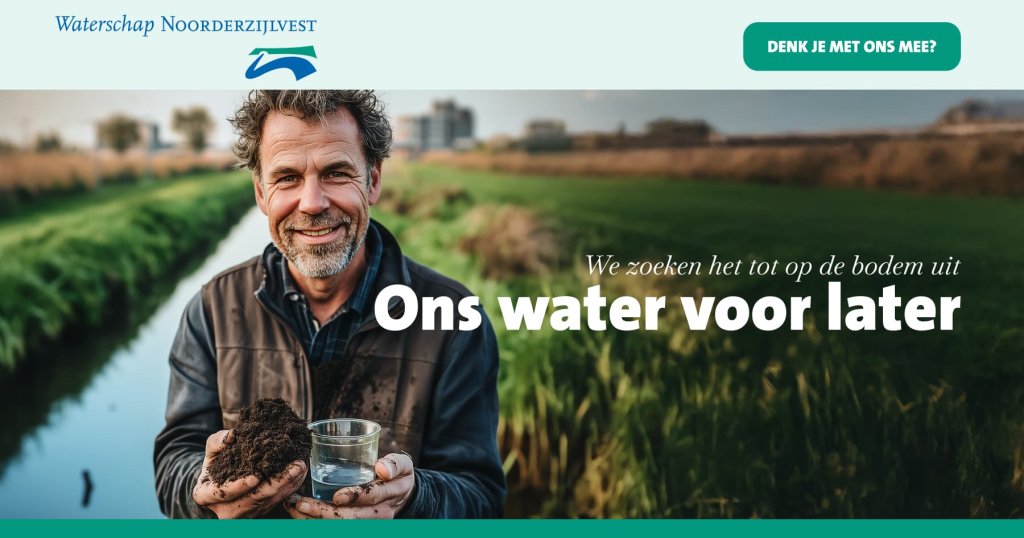 Foto van een man die water en bodem letterlijk vasthoudt in zijn handen