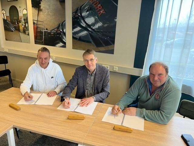 Overeenkomst onderhoud visstekken ondertekend door Foppe Bergsma, Jeroen Niezen en Henk Mensinga