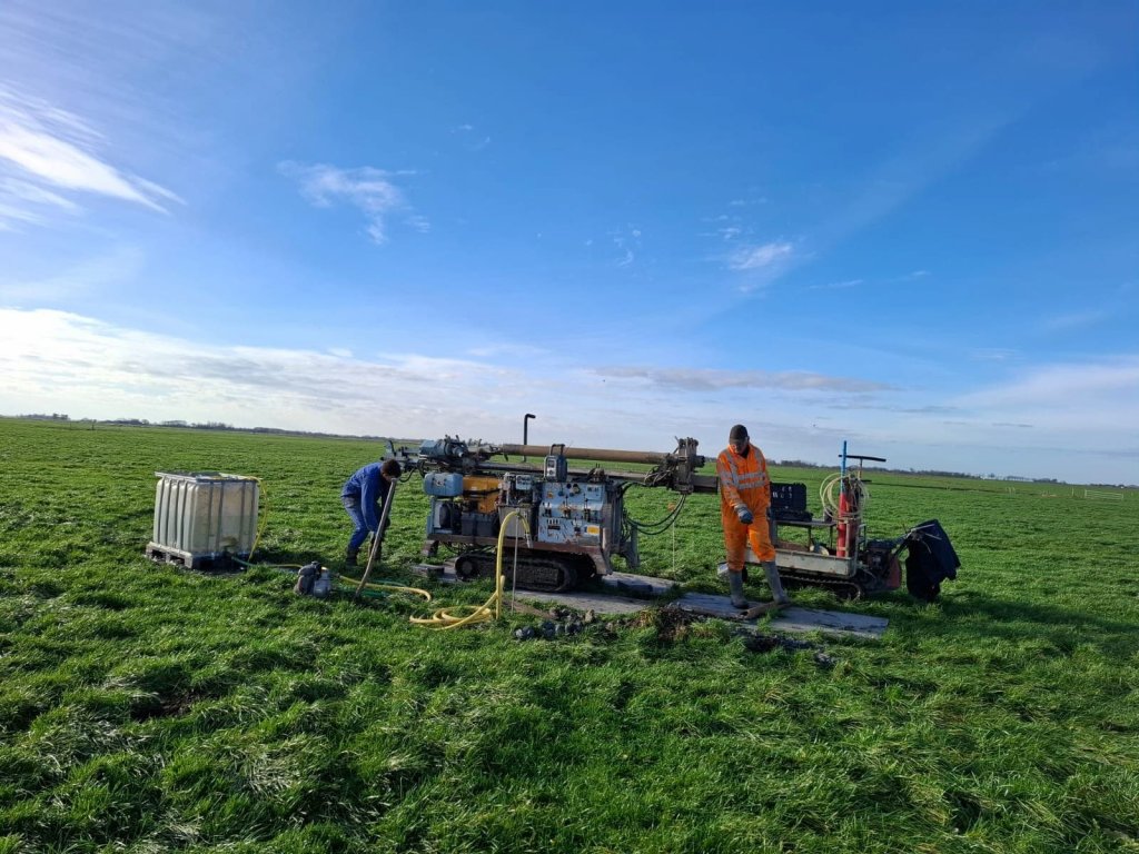 aanbrengen van zoutwatermeetpunt bij Bakker Bio in Munnekezijl