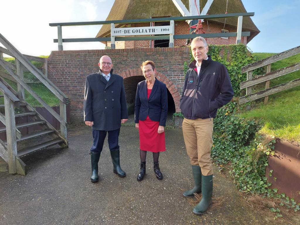 De starthandeling voor de Goliath met Henk Staghouwer, gedeputeerde bij de Provincie Groningen. Ida Wierenga, molenaar poldermolen De Goliath en Jeroen Niezen, lid dagelijks bestuur Waterschap Noorderzijlvest.