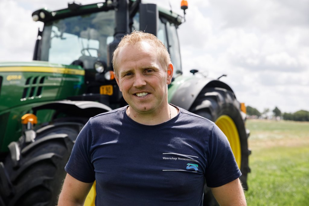 Ronald  - Medewerker onderhoud staat in het werkveld voor zijn tractor