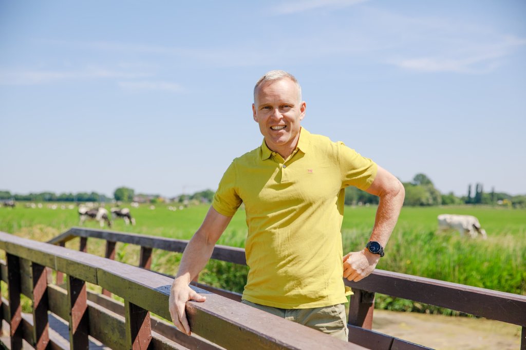 Ruurd - Projectleider staat op een brug In het werkveld  