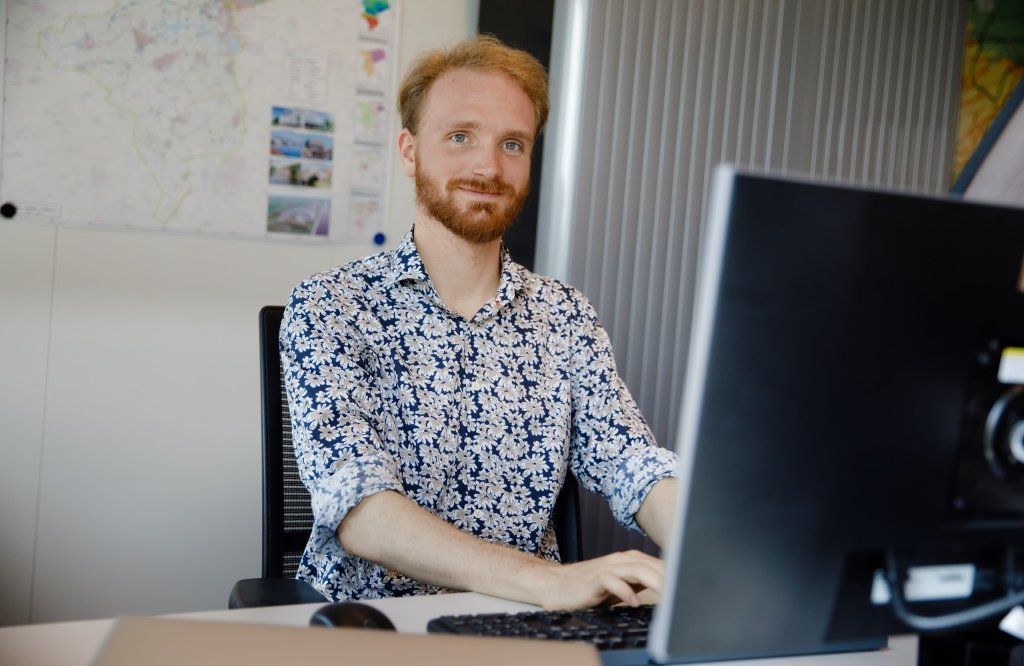 Sjoerd - Stagiair zitten te werken achter de laptop