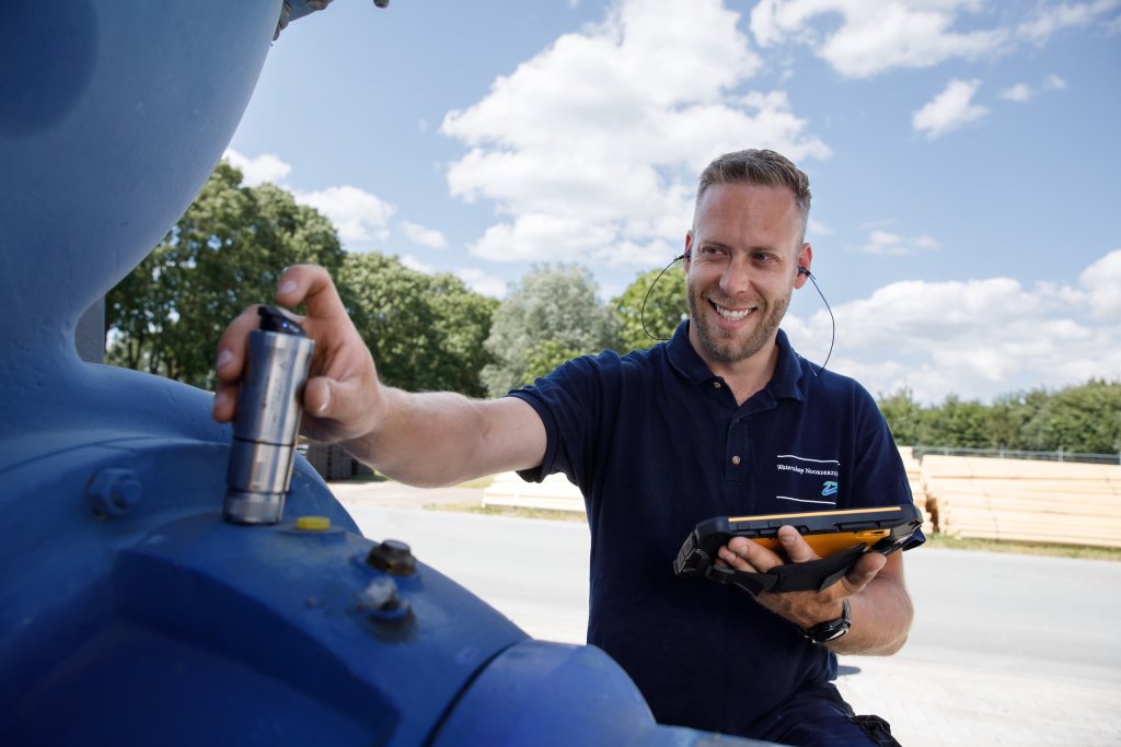 Stephan op de waterzuivering in Garmerwolde, de filterpers aan het controleren