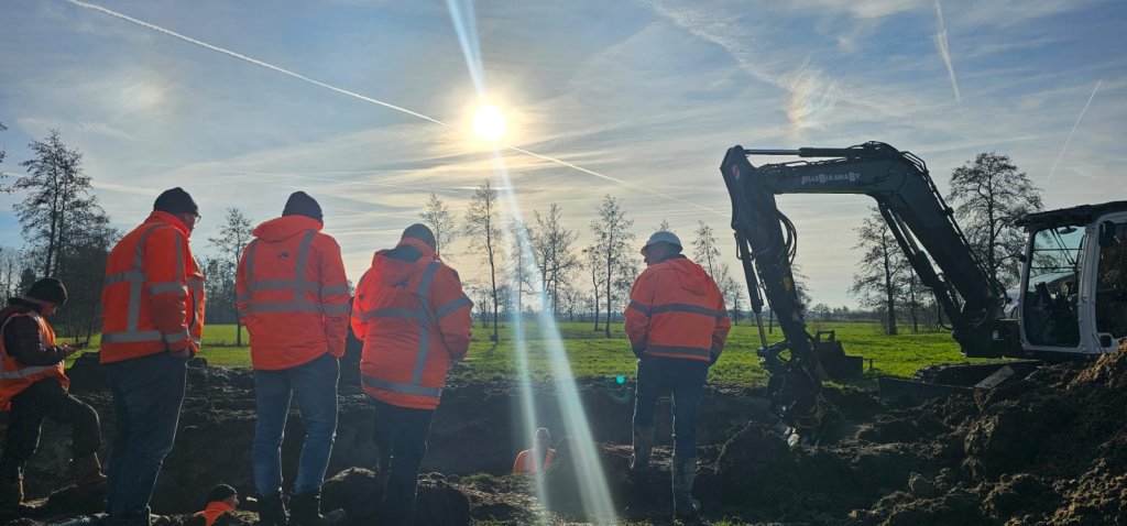Mannen kijken naar de persleiding