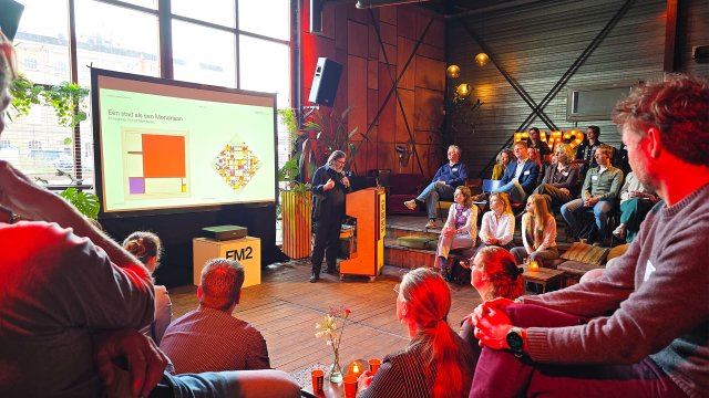 Zaal luistert naar stedenbouwkundige Jeroen de Willigen