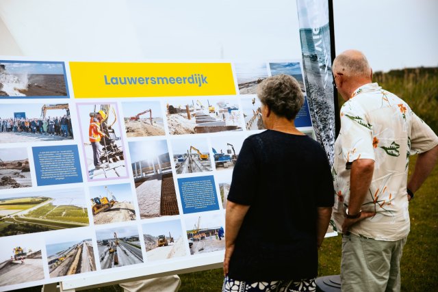 Fotopaneel met een overzicht van de werkzaamheden aan de Lauwersmeerdijk