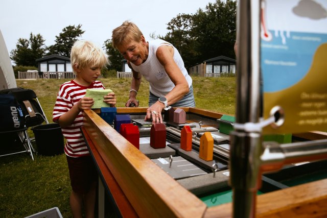 Kinderen leren hoe we water beheren in ons gebied met de watertafel