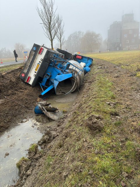 Betonwagen die in de sloot is gevallen