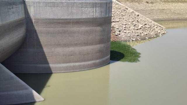 Dit is een gebied in Piura (Peru) waar wij tijdens een werkbezoek waren. De donkergrijze strook op de oever laat zien hoe hoog het water normaal staat. In november 2025 staat het waterpeil vele meters lager door extreme droogte. Deze foto maakt zichtbaar hoe groot de impact is op het landschap en de mensen die ervan afhankelijk zijn.