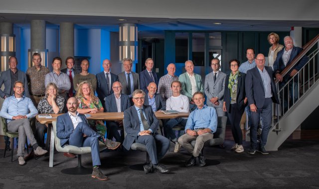 Algemeen bestuur in de hal van het waterschaphuis Noorderzijlvest