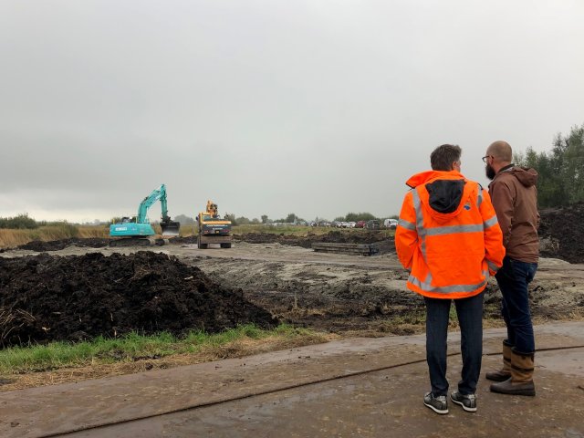 Len van Rosmalen en Martijn Bakker kijken naar de bouw van de extra waterberging
