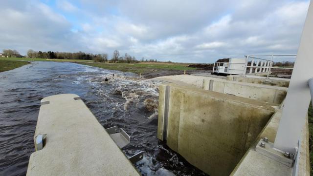 Bij gemaal De Dijken wordt vanmiddag voor het eerst overtollig water in het bergingsgebied gelaten.