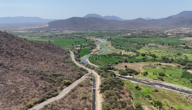 In Piura (Peru) zie je hoe cruciaal water is. Links van het irrigatiekanaal is de grond dor en droog, terwijl rechts groene velden liggen dankzij irrigatie. Dit contrast laat zien hoe waterbeheer het verschil maakt tussen vruchtbare landbouw en onvruchtbare grond – een uitdaging die door droogte en klimaatverandering steeds groter wordt.