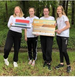 4 Leerlingen van De Nieuwe Veste in Coevorden laten trots hun overwinning zien