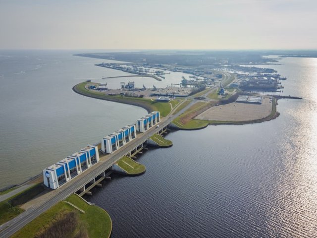 Overgang tussen Lauwersmeer en Waddenzee met de RJ Cleveringsluizen