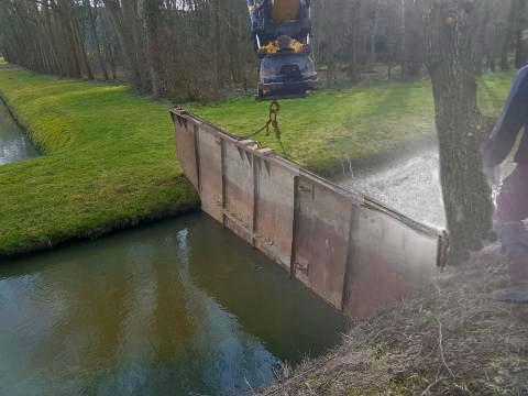 Slootschot plaatsen in sloot bij Bedum om vervuild water tegen te houden