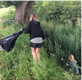 Leerlingen van de groepen 8 van OBS Ter Borch uit Eelderwolde ruimen plastic op rond het water in hun wijk.