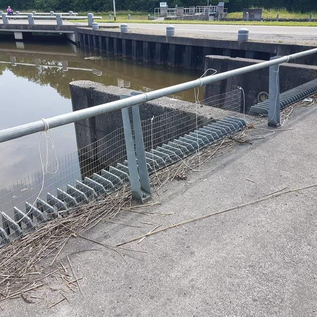 Schuifnet bij gemaal Stad en Lande om de dode vis tegen te houden en te ruimen.