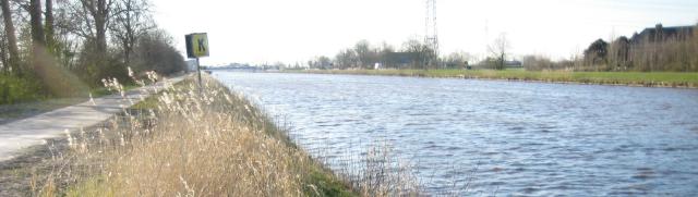 Blik op het Van Starkenborghkanaal vanaf de waterkant